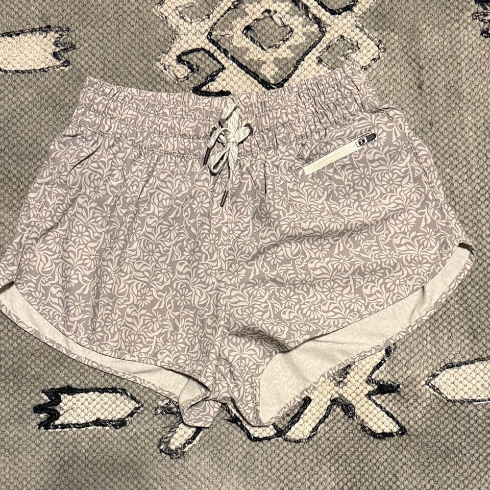 Vuori Clementine 2.0 Shorts in Pale Wheat Samba size Small